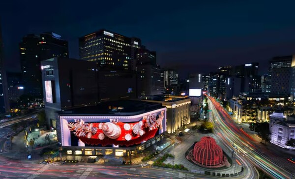 신세계는 7일 공시를 통해 3분기 연결 기준 총매출액이 전년 동기 대비 3.9% 증가한 2조8143억원, 영업이익은 7.3% 늘어난 998억원을 기록했다고 밝혔다. 신세계스퀘어 크리스마스 영상. /신세계백화점 제공