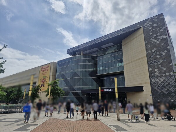 이마트는 11일 공시를 통해 연결 기준 3분기 순매출 7조 4008억원, 영업이익 1514억원을 기록했다. 지난 6월 리뉴얼한 '스타필드 마켓 킨텍스점'에 많은 인파가 모여있다. 사진=김혜미 기자