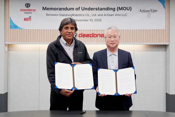 대동그룹 AI 로봇 전문기업 대동로보틱스가 ﻿미국 와인 유통 기업 아티산 비노, ﻿글로벌 베리 생산·유통 기업인 호티프룻 스페인 법인과 ﻿농업 로봇 기술 고도화와 현지 시장 진입 협력을 위한 업무협약(MOU)을 체결했다. 대동로보틱스가 미국 와인 유통 기업 아티산 비노와 포도 농장 자동화 기술 개발을 위한 업무협약을 체결했다. 여준구 대동로보틱스 대표(오른쪽)와 하리 마헤시 아티산 비노 창립자 겸 CEO가 협약서에 서명 후 기념 촬영을 하고 있다. 사진=대동로보틱스