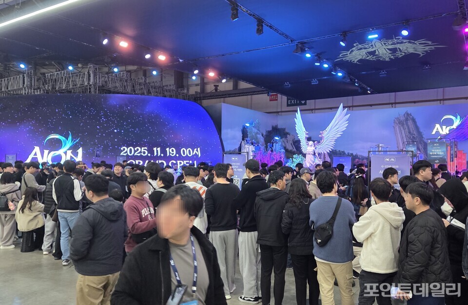 13일 부산 벡스코에서 열린 '지스타 2025'에서 엔씨소프트 '아이온2' 부스가 관람객으로 붐비고 있다.  사진=손지하 기자