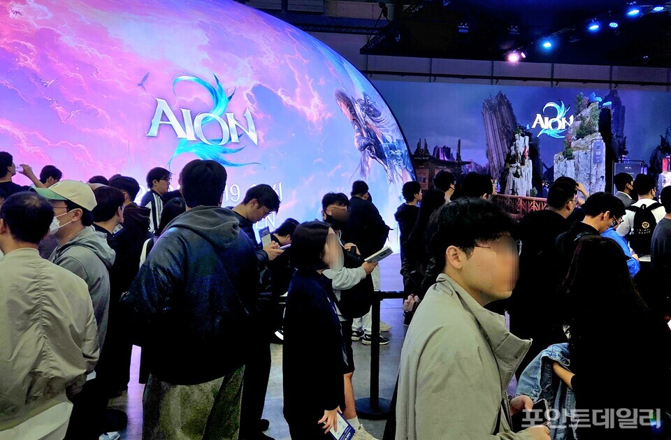 13일 부산 벡스코에서 열린 '지스타 2025'에서 엔씨소프트 '아이온2' 부스가 관람객으로 붐비고 있다.  사진=손지하 기자