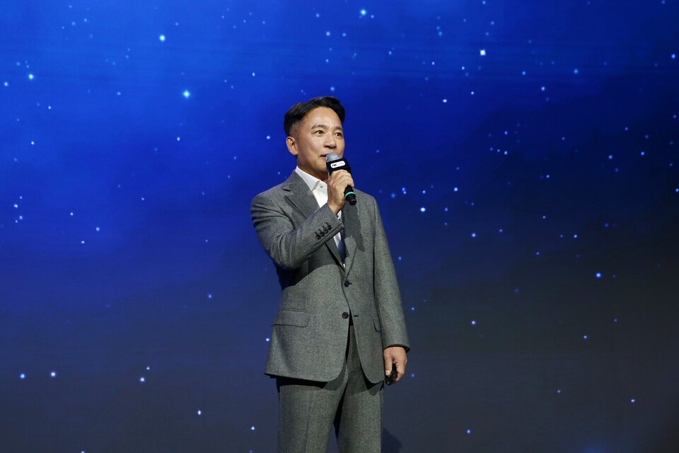 김택진 엔씨소프트 최고창의력책임자(CCO)가 13일 부산 벡스코에서 개막한 '지스타 2025' 오프닝 세션에서 발언하고 있다. 사진=엔씨소프트