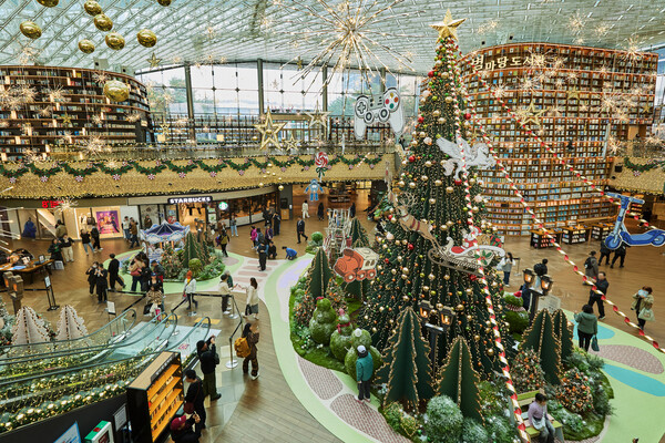 스타필드 코엑스몰 별마당 도서관이 올해 크리스마스에 10m 종이 트리와 회전목마, 대관람차, 스노우볼로 구성된 동화 속 공간으로 변신한다. 사진=신세계프라퍼티