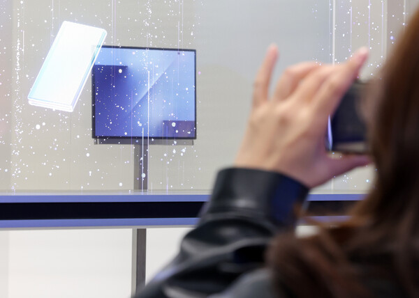 지난달 28일 경북 경주 엑스포공원 에어돔에서 열린 'K-테크 쇼케이스'에서 삼성전자의 두 번 접는 스마트폰 '트라이폴드폰'이 최초 공개됐다. 사진=연합뉴스