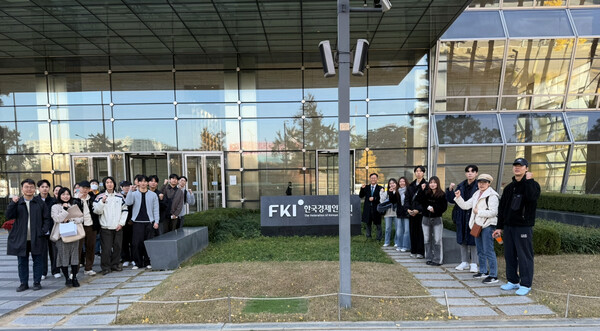 김대종 교수와 학생들이 한국경제인협회에서 파이팅하고 있다. 사진=세종대학교