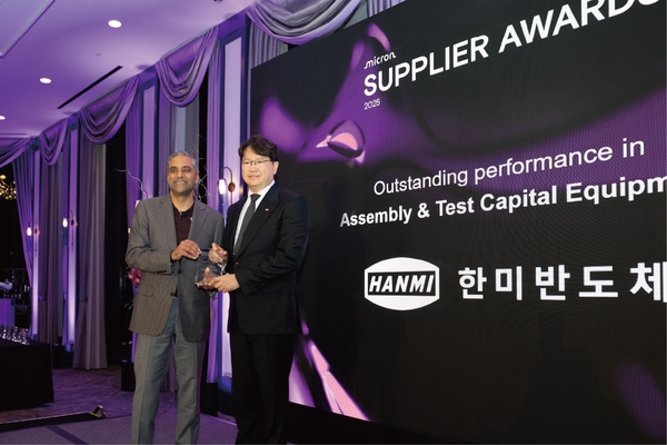 한미반도체가 지난 13일(현지시간) 미국 샌프란시스코에서 열린 마니크론 서플라이어 어워드에서 탑 서플라이어로 선정됐다. 사진=한미반도체