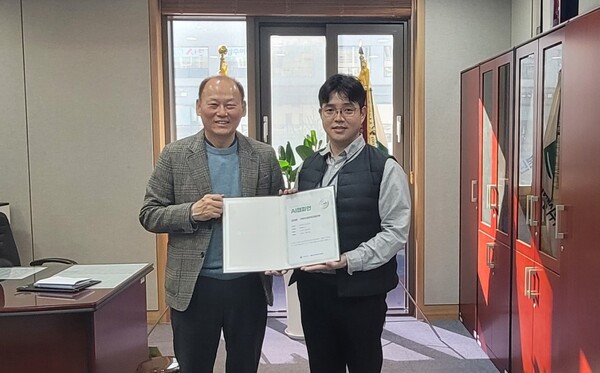 가축위생방역지원본부가 행정안전부가 주관한 인공지능(AI) 활용역량 인증 평가에서 위생방역본부 소속 AI 챔피언 1호를 배출했다고 18일 밝혔다. 김태환 가축위생방역지원본부장(왼쪽)과 AI 챔피언 인증 직원이 기념 사진을 촬영하고 있다. 사진=가축위생방역지원본부