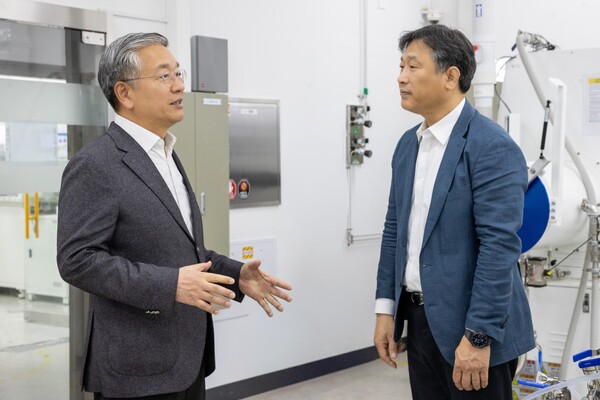 김종호 기보 이사장(왼쪽)이 신동욱 솔리비스 대표와 사업장을 둘러보고 애로사항을 청취했다. 사진=기보