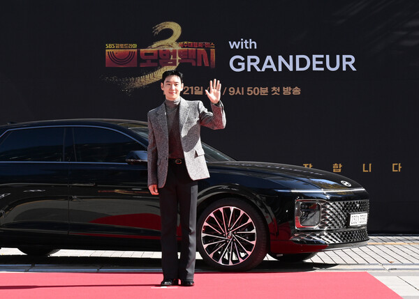 18일 SBS 목동 사옥에서 열린 모범택시3 제작발표회에 그랜저를 타고 등장한 배우 이제훈. 사진=현대차