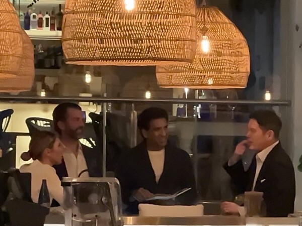 트럼프 주니어(뒷줄 왼쪽부터), 오미드 말릭 1789캐피탈 공동 설립자, 정용진 신세계그룹 회장이 최근 스페인 말라가의 한 고급 호텔에서 저녁 회동을 가졌다. 사진=독자 제공