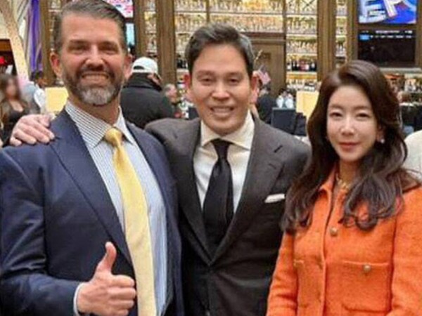 트럼프 대통령의 취임식 참석을 위해 지난 1월 미국 워싱턴을 찾은 신세계그룹 정용진 회장(가운데)이 트럼프 주니어(왼쪽)와 만나 부인 한지희씨를 소개 후 반갑게 사진을 찍고 있다. 사진=신세계그룹