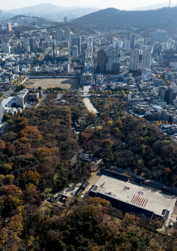 지난 18일 서울 종로구 종묘 너머로 세운4구역 재개발 지구가 보이고 있다.[연합뉴스]