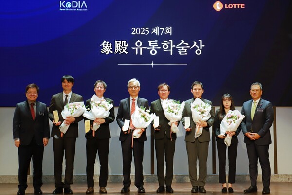 롯데 유통군과 한국유통학회가 지난 19일 서울 송파구 시그니엘 서울에서 ‘제7회 상전유통학술상’ 시상식을 열었다. 사진=롯데유통군
