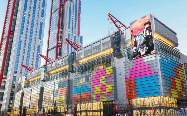 현대백화점은 3분기 백화점 부문 매출이 5768억원으로 전년 대비 1.5% 증가하는 데 그쳤지만, 영업이익은 893억원으로 25.8%나 증가했다. 현대백화점 더현대 서울 전경. 사진=현대백화점