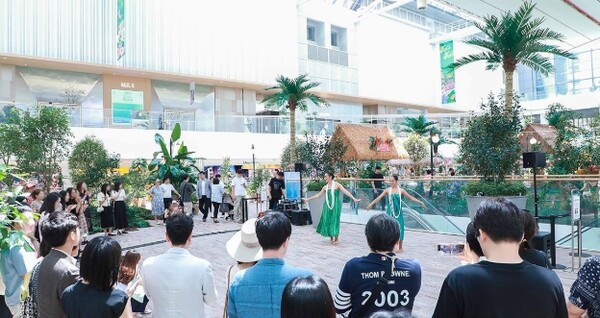 지난 7월 더현대서울 실내정원 사운즈 포레스트에서 하와이의 마우이섬을 콘셉트로 이색적인 공간 연출을 선보였다.  하와이 전통 공연단이 훌라 공연을 진행하는 모습. 사진=현대백화점