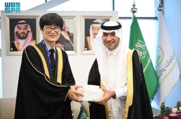 이해진 네이버 의장(왼쪽)이 마지드 알 호가일 사우디아라비아 지방자치·주택부 장관을 만났다. 사진=현지 매체 'SPA' 갈무리