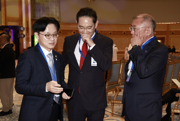 김정관 산업부 장관(왼쪽부터), 이재용 삼성전자 회장, 정의선 현대자동차 그룹 회장이 18일(현지시간) 아랍에미리트(UAE) 아부다비 대통령궁에서 열린 한-UAE 문화교류 행사에서 이야기를 나누고 있다. 사진=연합뉴스