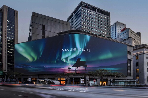 신세계백화점의 프리미엄 여행 플랫폼 ‘비아신세계’가 론칭 100일을 맞아 오프라인 상담 창구 ‘트래블 컨시어지’를 새롭게 선보인다. 비아신세계 메인 이미지. 사진=신세계