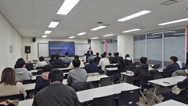 가천대 전성민 센터장 '반도체 분야 현직자 멘토링' 인사말 모습. 사진=가천대학교