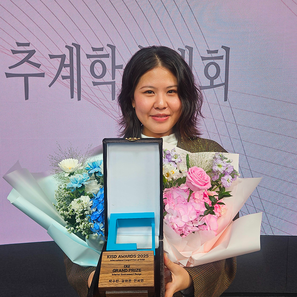 대상 트로피를 들고 있는 동덕여대 실내디자인전공 박수빈(21학번) 학생. 사진=동덕여자대학교