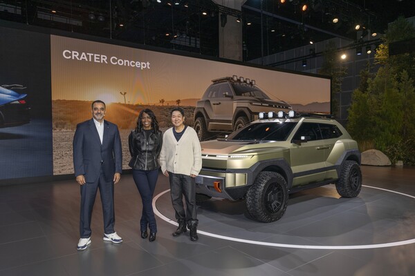 (왼쪽부터) 랜디 파커 현대차 북미권역본부장 CEO와 올라비시 보일 현대차 북미 제품 담당 임원, 이상엽 현대제네시스글로벌디자인담당 부사장이 '크레이터'와 함께 기념 촬영을 하고 있는 모습. 사진=현대차