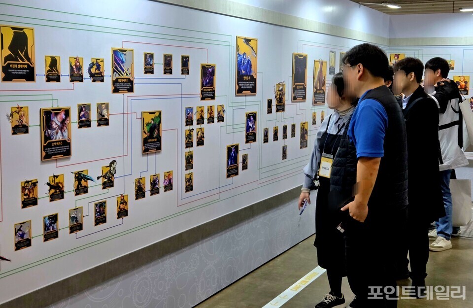 방문객이 'DNF 인물 아카이브'에서 20년간 던파 세계관에 등장한 수많은 인물의 방대한 관계도를 살펴보고 있다. 사진=손지하 기자