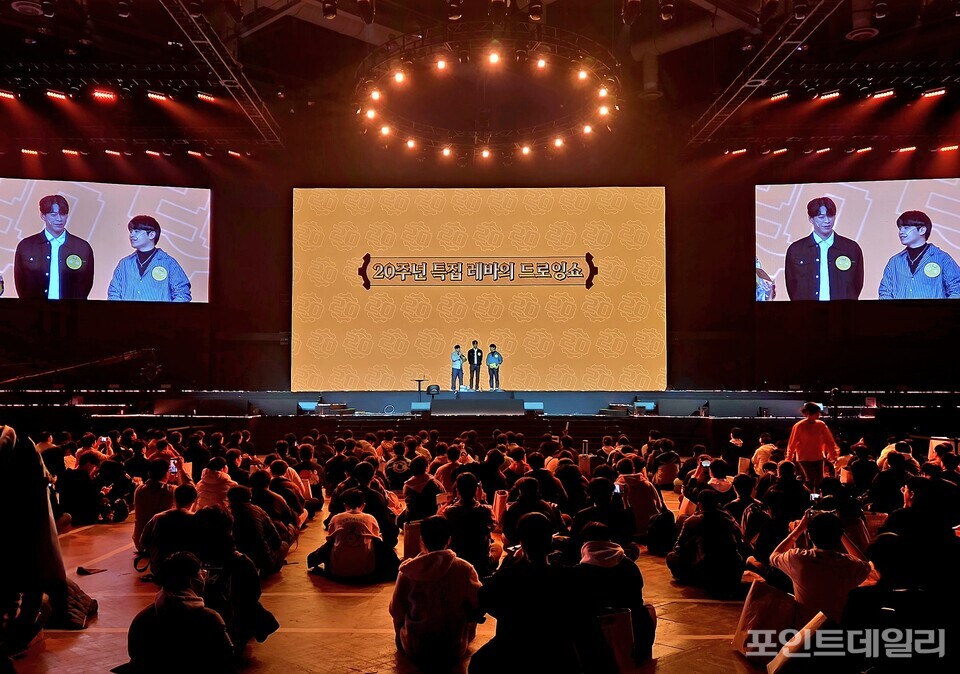 던파 앰버서더인 '레바(가운데)'와 그의 크리처 '단투' 작가(오른쪽)가 함께 '20주년 특집 레바의 드로잉쇼'를 진행하고 있다. 사진=손지하 기자