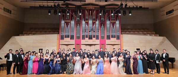 세종대 미래교육원이 개최한 ‘교수님과 함께하는 17주년 기념음악회’ 출연진이 기념촬영을 하고 있다. 사진=연합뉴스