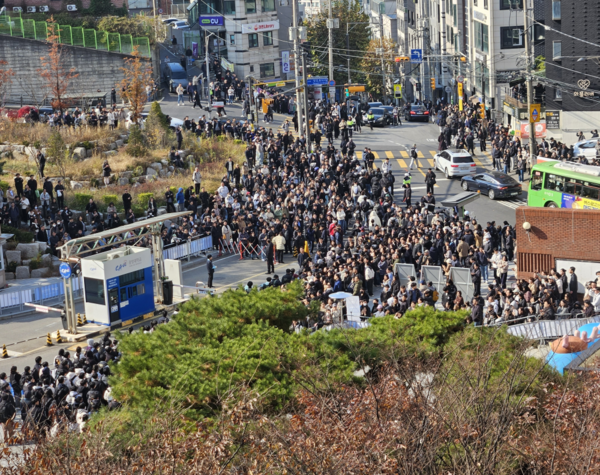 논술고사 종료에 맞춰 학부모들이 자녀들을 기다리고 있다.(후문). 사진=중앙대학교