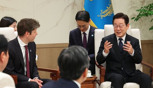 이재명 대통령이 지난 달 1일 서울 용산 대통령실에서 오픈AI 샘 올트먼 대표와 이야기를 나누고 있는 모습. 사진=연합뉴스