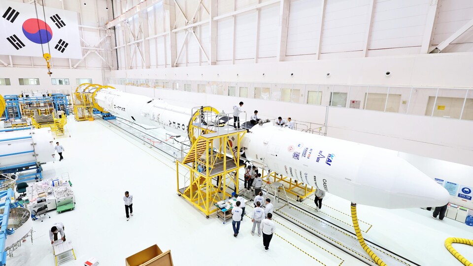 고흥 나로우주센터 조립동에서 지난 19일 연구진들이 누리호 4차 발사 총조립을 수행하고 있다. 사진=한국항공우주연구원