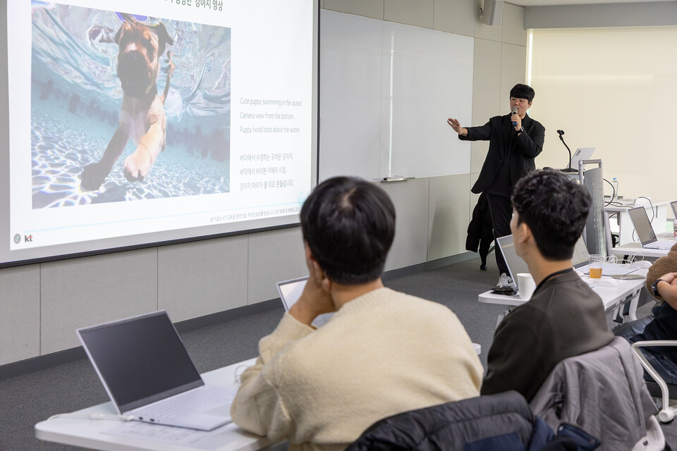 KT가 경기도 성남 KT 판교 사옥에 AI 전문 교육 공간인 'AI 캠퍼스'를 개소하고 실무형 AI 기반 업무 전환(AX) 역량 교육을 진행했다고 25일 밝혔다. 사진=KT