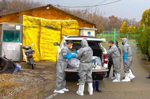 아프리카돼지열병(ASF) 중앙사고수습본부(이하 중수본)는 25일 충남 당진시 소재 돼지 농장에서 아프리카돼지열병이 확진됐다고 밝혔다. 충남 당진시 송산면 돼지농장에서 도내 처음으로 아프리카돼지열병(ASF)이 발생한 가운데 방역 당국 관계자들이 25일 농장 주변 방역을 준비하고 있다. 사진=연합뉴스
