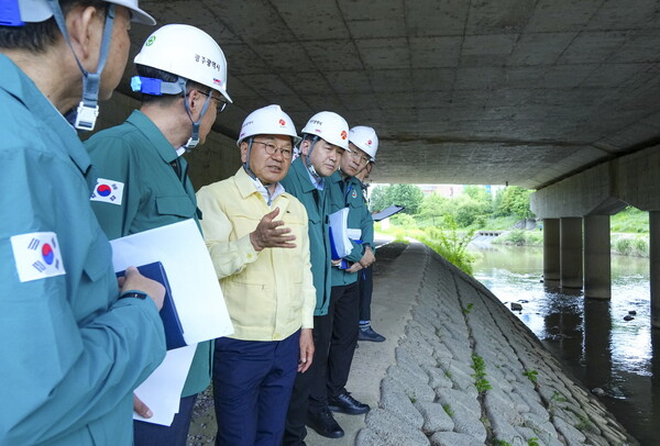 강기정 광주광역시장이 지난 5월20일 오후 광산구 하남대교를 찾아 광주시 민관합동점검반과 함께 ‘2025년 집중안전점검’을 실시하고 있다.  /사진=광주광역시 제공