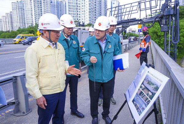 강기정 광주광역시장이 지난 5월20일 오후 광산구 하남대교를 찾아 광주시 민관합동점검반과 함께 ‘2025년 집중안전점검’을 실시하고 있다.  /사진=광주광역시 제공