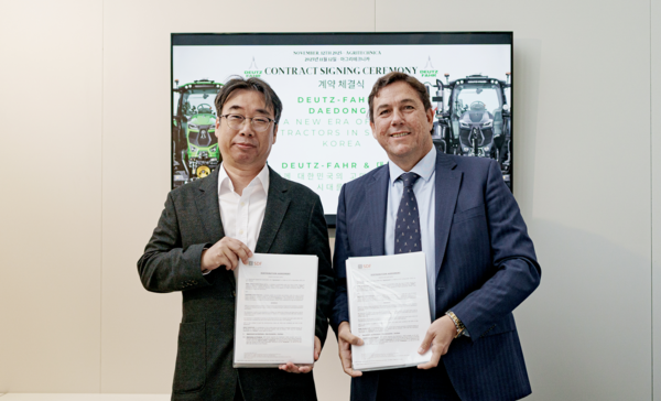 대동이 글로벌 드론 기업 'DJI', 독일 농기계 기업 '도이치파'와 각각 국내 판권 계약을 체결했다. 대동이 독일 농기계 기업 도이치파와 국내 판권 계약을 체결했다. 최형우 대동 국내사업본부장(왼쪽)이 '아그리테크니카 2025' 현장에서 계약서 사인 후 도이치파 관계자와 사진 촬영을 하고 있다. 사진=대동