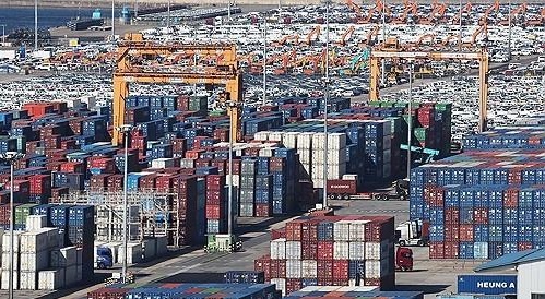 평택항에 쌓인 수출입 컨테이너.사진=연합뉴스