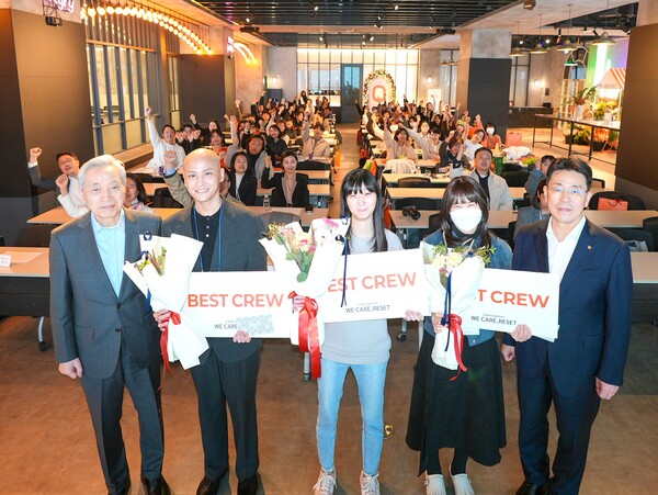 25일 서울 드림플러스 강남 이벤트홀에서 열린 암 경험청년 돌봄 캠페인 ‘위 케어 리셋데이(WE CARE RESET DAY)’ 행사에서 (오른쪽부터)임석현 한화생명 기획실장, 암경험청년 3명, 이민혁 대한암협회장이 참가자들과 기념사진을 찍고 있다. 사진=한화생명