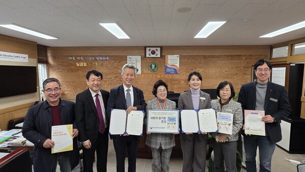 인추협은 6일 대구남송초등학교와 대구칠성초등학교에서 사랑의 일기장 전달식과 함께 인성교육 및 생명존중 교육을 위한 업무협약(MOU)을 체결하고 ‘사랑의 일기 300만부 보내기 범국민운동 선언문’을 발표했다. 사진=인간성회복운동추진협의회