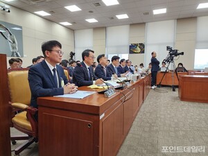 [이주의 통신포인트] SKT 유심 해킹 '위약금 면제' 논란... '반사이익' KT... - 뉴스 썸네일 이미지