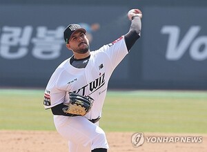[프로야구] KT <b>헤이수스</b>, 헤드샷 투구로 즉시 <b>퇴장</b>...손용준 부상 교체