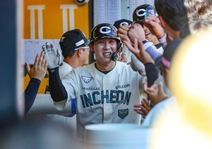 "SSG, <b>김성욱 투런포</b> 앞세워 <b>3위</b> 굳히기…kt·NC도 나란히 승리"