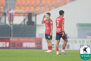 <b>이동경</b> '<b>10-10 클럽</b>' <b>가입</b>…김천, 울산 완파하며 파이널 레이스 요동