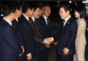 [퇴근길포인트] 잠잘 틈도 없다…<b>강훈식</b> 비서실장, 이번엔 <b>방산</b>특사로 ...