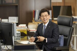 [금융지주 회장 재편기·下] 빈대인 BNK 회장, 실적 기반 연임 '청신호'... - 뉴스 썸네일 이미지