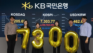 '칠천피' 넘어 7300선도 돌파한 코스피, 반도체 끌고 금융 밀고 - 뉴스 썸네일 이미지